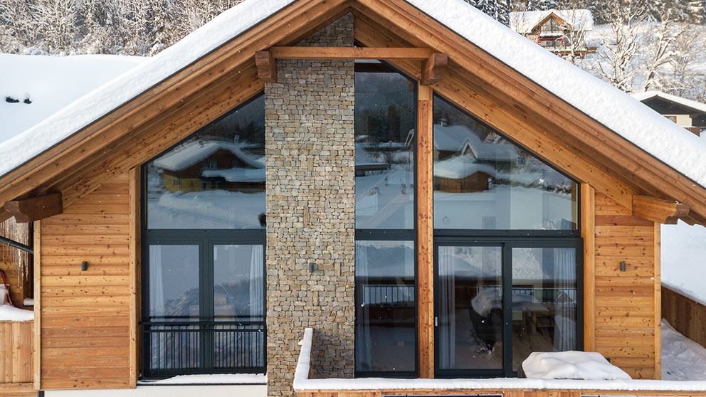 Dom z drewnianą elewacją okna Aluhaus