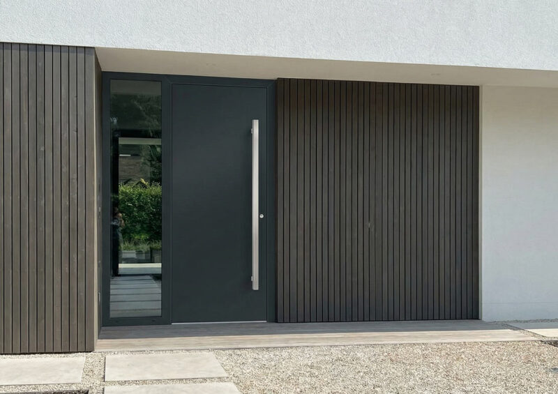 Biała elewacja z drzwiami aluminiowymi Aluhaus